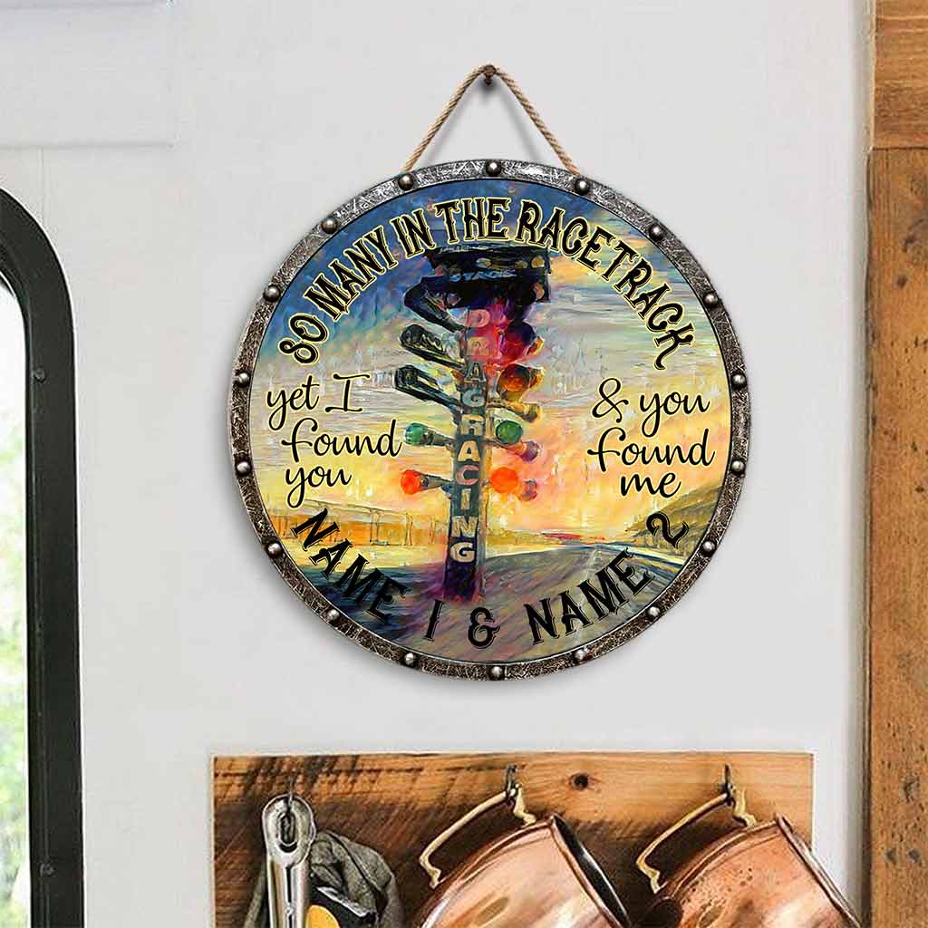 So Many In The Racetrack - Racing Metal Pattern Print Round Wood Sign