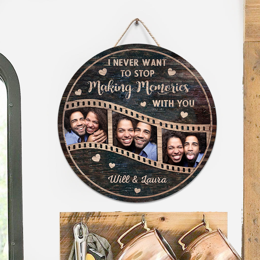I Never Want To Stop Making Memories With You - Personalized Couple Couple Round Wood Sign
