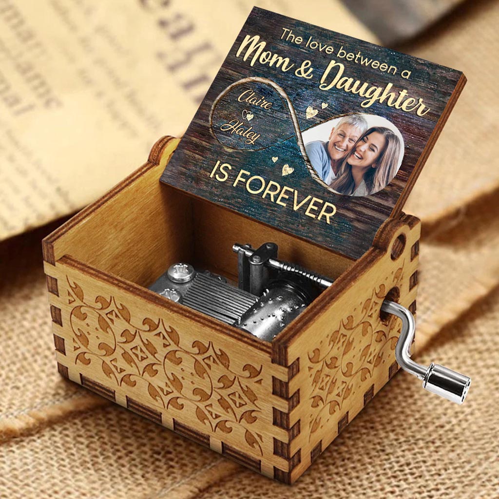 Mother's Love Is Forever - Gift for mom, daughter, son - Personalized Hand Crank Music Box